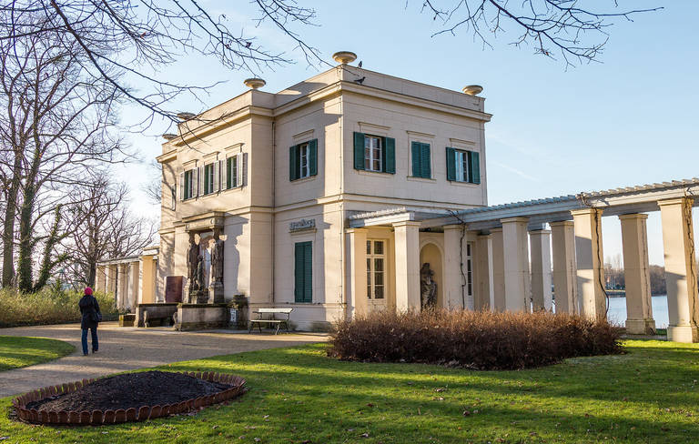 Casino im Glienicker Park.