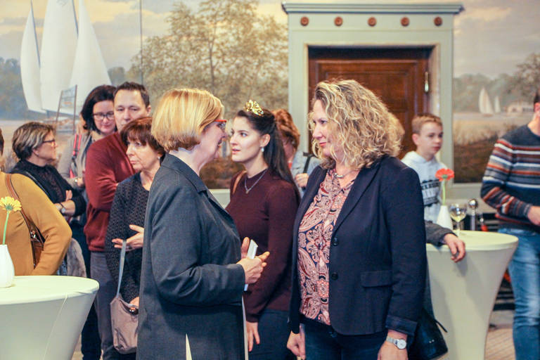 Bezirksbürgermeisterin Angelika Schöttler (links) beim Empfang der Gäste. Rechts: Landrätin Bettina Dickes. Foto: Bezirksamt Tempelhof-Schöneberg