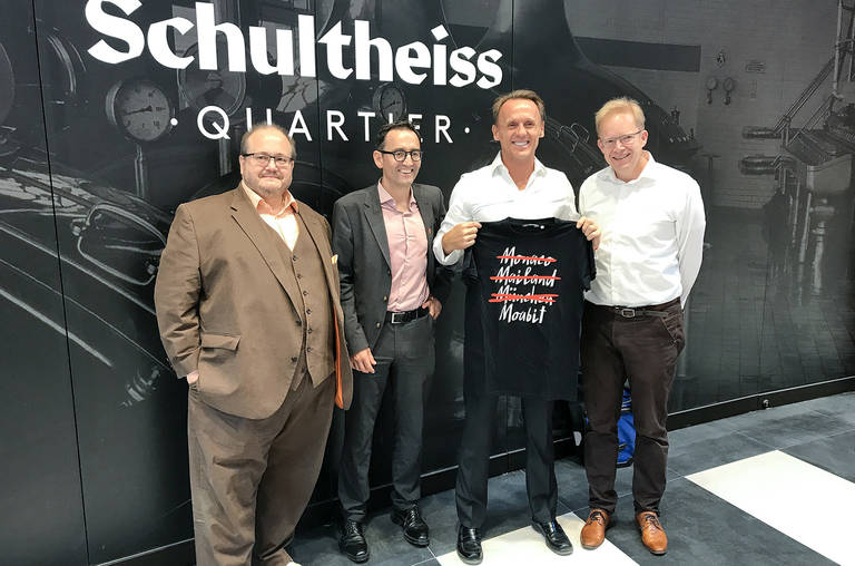 v.l. Nils Busch-Petersen, Stephan von Dassel (Bezirksbürgermeister von Berlin-Mitte), Harald Gerome Huth (Inhaber und Geschäftsführer der HGHI Holding GmbH) und Ephraim Gothe freuen sich über die Eröffnung des Schultheiss Quartiers. Foto:HGHI Holding GmbH