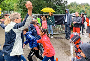 Alexandra Knauer gab den Startschuss zum Benefiz-Lauf. Foto: KNAUER GmbH