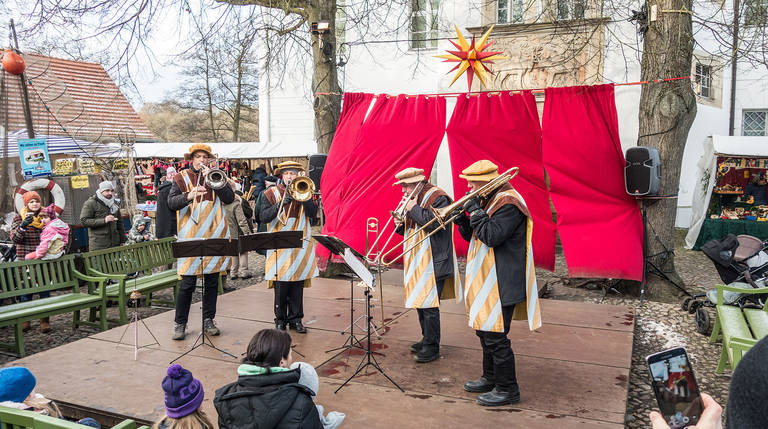 Musikalisches vor märchenhafter Kulisse – Weihnachtsmarkt am Jagdschloss Grunewald.