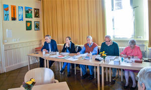 Bezirksamt, Vorstand und Gruppenleiter im Austausch.