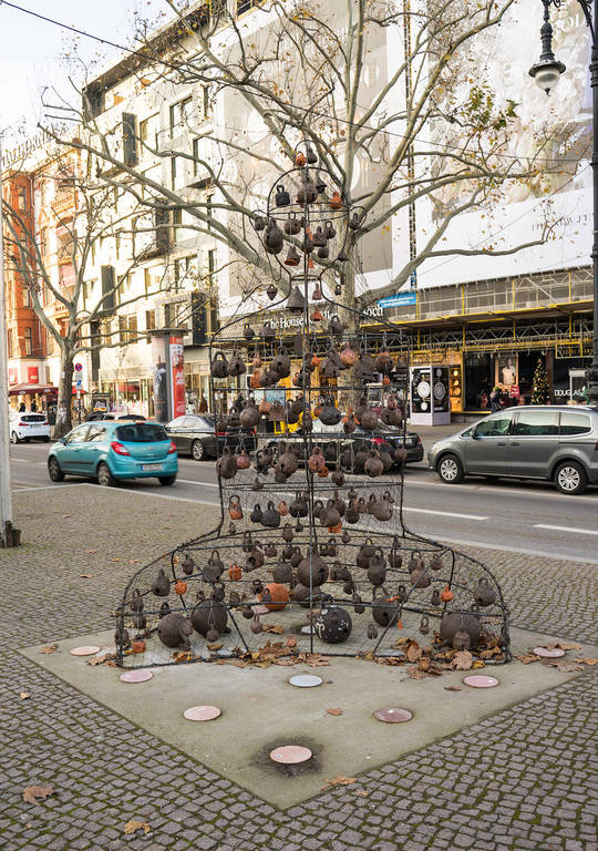 Skulptur „Glockenklang“, die von der mongolischen Künstlerin Odmaa Uranchimeg unter der Beteiligung von über 130 Kindern der Jugendkunstschule Charlottenburg-Wilmersdorf.