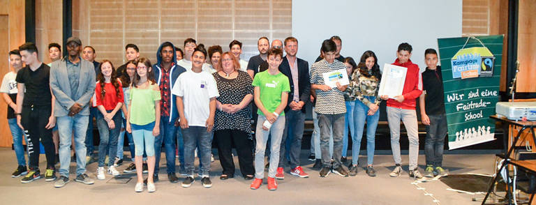 Die Schülerinnen und Schüler der Gustav-Langenscheidt-Schule mit ihrer Rektorin Sandra Kozelnik, sowie den Betreuern vom Nachbarschaftsheim Schöneberg e.V., Daniel Gollme und Felix Otily. Foto: BA Tempelhof-Schöneberg