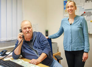 Cathleen Mendle-Annuschkewitz vom Bezirksamt Steglitz-Zehlendorf und Günter Maxelon am Seniorentelefon.