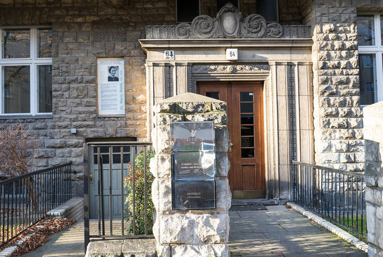 Am Haus in der Auguste-Viktoria-Straße 64 erinnert eine Gedenktafel an den Wohnsitz von Marie Munk.