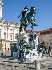 Das Reiterstandbild des Großen Kurfürsten stand früher an der Langen Brücke am Stadtschloss.