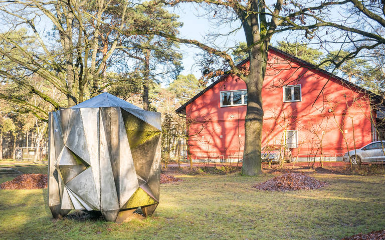 Bevor die Slulptur am Hertha-Müller-Haus aufgestellt wurde,  stand sie in Zehlendorf Mitte.