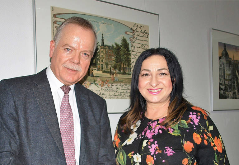 Schulleiter Michael Rudolph und Senatorin Dilek Kalayci.