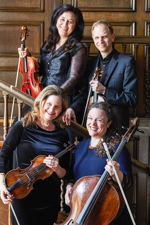 o. Dr. Johannes Gebauer (Violine 1) und Irina Alexandrowna (Viola), l.u. Mareike Beckmann (Violine 2) und r.u. Kathrin Sutor (Violoncello). Foto: Silke Woweries