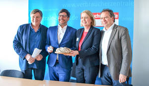 (v.l.n.r.) Ulli Zelle, Senator Dr. Dirk Behrendt, Dörte Elß und Reiner Wild.