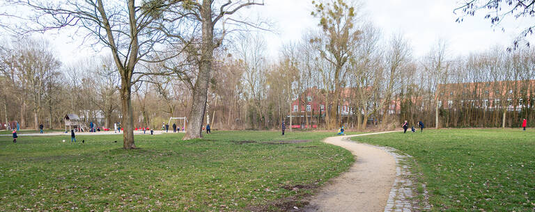 Der weitläufige Yehudi-Menuhin-Park erstreckt sich zwischen der Potsdamer Chaussee und Am Rohrgarten.
