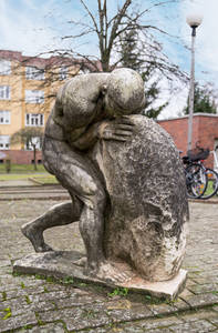 Sisyphos Skulptur in Schmargendorf.