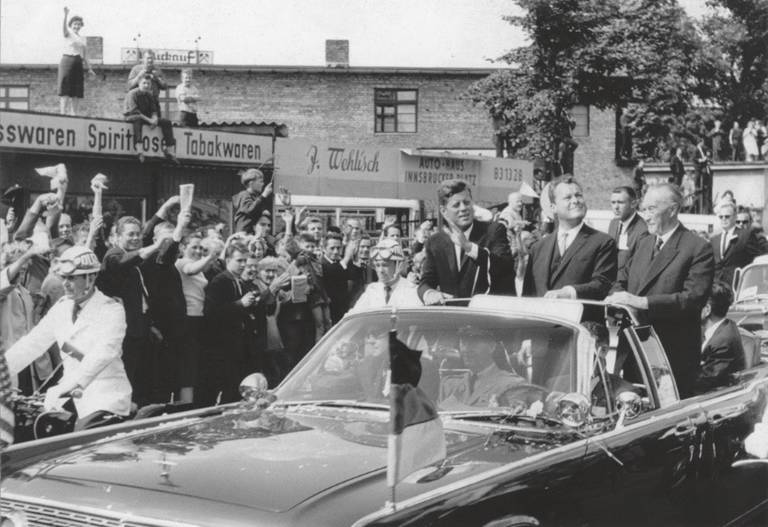 John F. Kennedy bei seinem Berlin-Besuch, Hauptstraße, Schöneberg, 1963. Foto Manfred Burtz,  Museen Tempelhof-Schöneberg
