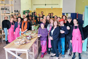 Jung und Alt finden beim Kochen mit geretteten Lebensmitteln zusammen. Foto: Joris Felix Patzschke