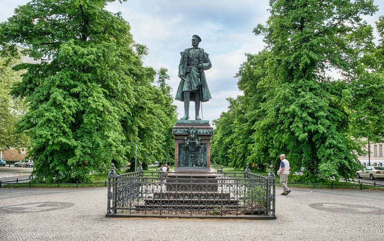 Denkmal für Prinz Albrecht von Preußen auf der Mittelpromenade der Schloßstraße in Charlottenburg.