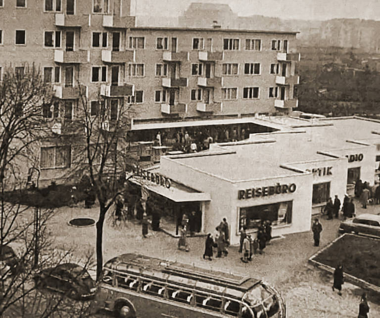 Die Ladenzeile im Jahr 1956 vom Südwestkorso aus gesehen. Foto: Landesarchiv Berlin, Fotograf Bert Sass
