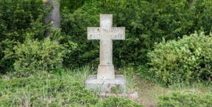 Gedenkkreuz für Ludwig von Hinckeldey im Volkspark Jungfernheide, angrenzend an die A111.