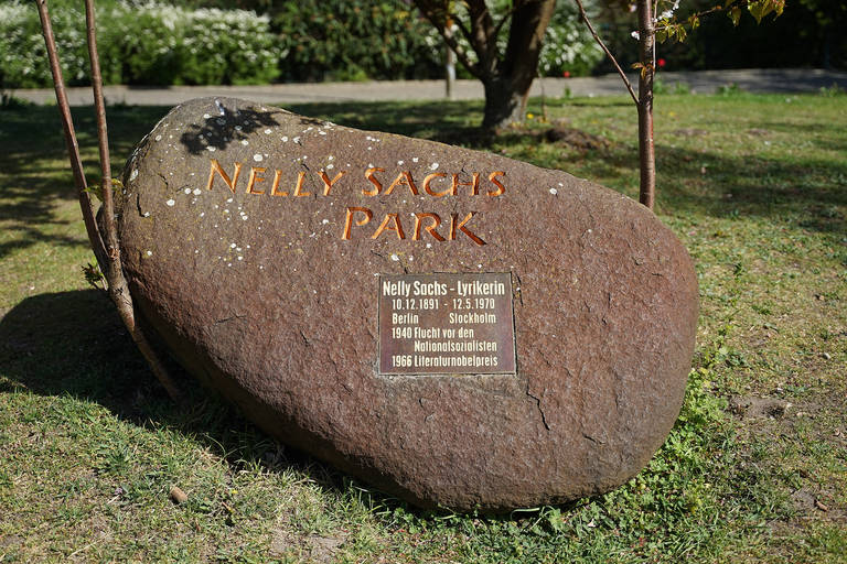 Gedenkstein für Nelly Sachs in dem nach ihr benannten Park.