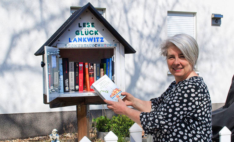 Tanja Huttner und Leseglück-Lankwitz halten Bücher in Bewegung.