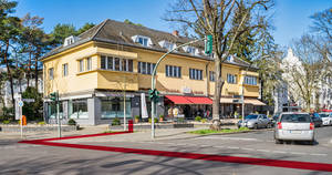 Breisgauer Straße Ecke Matterhornstraße: Wo früher die Commerzbank war, sind nun mehrere Geschäfte.  Die rote Linie zeigt den ungefähren Verlauf des Tunnels.