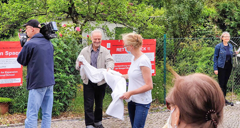 Plakatenthüllung während der Kundgebung zur Rettung von Block 1 am 23. Mai 2020. Foto: Oliver Rudzick