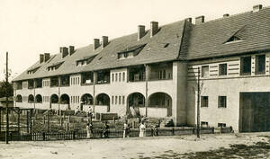 Häuserzeile mit Gärten an der Lindengasse, Postkarte um 1920. Archiv Museen Tempelhof-Schöneberg