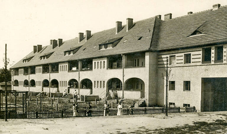 Häuserzeile mit Gärten an der Lindengasse, Postkarte um 1920. Archiv Museen Tempelhof-Schöneberg