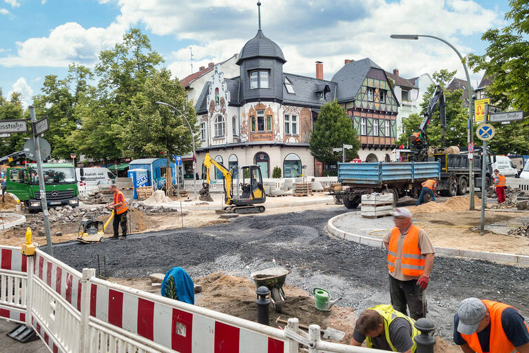 Zur Zeit ist die Kreuzung Baseler/Curtiusstraße eine Baustelle.