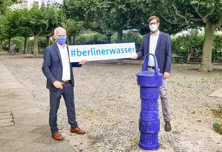 Jens Feddern (Leiter der Wasserversorgung bei den Berliner Wasserbetrieben) und Christian Hochgrebe (SPD) bei der Eröffnung des Brunnens. Foto: Dr. Ann-Kathrin Biewener