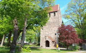 Die alte Dorfkirche - Berlins älteste Feldsteinkirche.