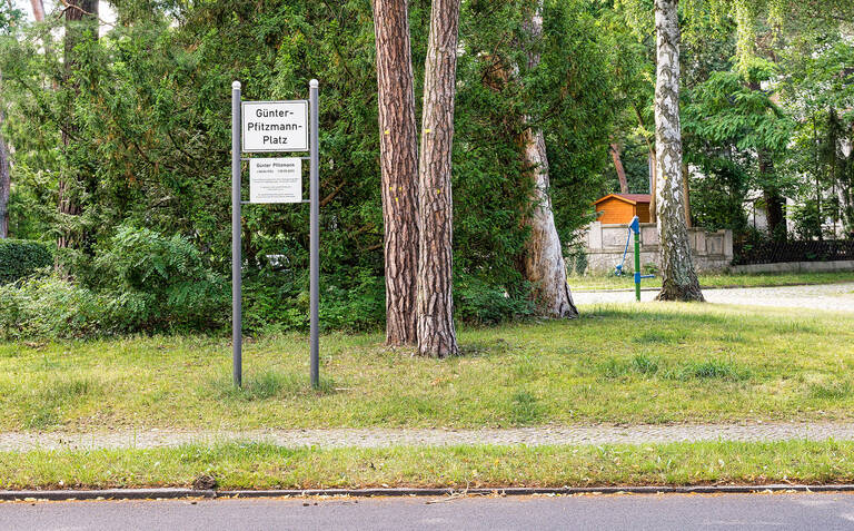 Günter-Pfitzmann-Platz an der Matterhorn- Ecke Wasgenstraße in Schlachtensee.