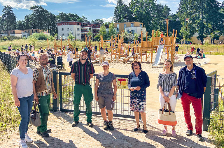 Maren Schellenberg (3. von rechts) bei der Eröffnung des neuen Spielplatzes. Foto: Bezirksamt Steglitz-Zehlendorf