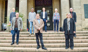 Die Gründungsmitglieder des Partnerschaftsvereins auf der Freitreppe des Rathauses Schöneberg. Foto: Dagmar Lipper