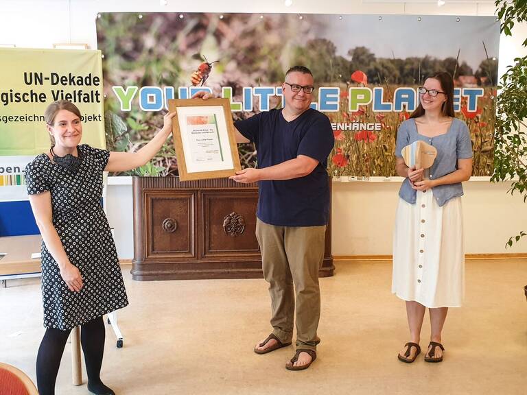 Laudatorin Franziska Brychcy, MdA, (L.) und Nikolas und Kathrin Bramke, Gründer von Your Little Planet. Foto: YLP