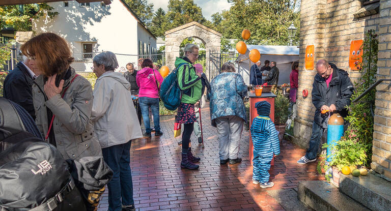 Viele Besucher kamen in den letzten Jahren zu den Erntedankfesten an der Kirche am Stölpchensee.