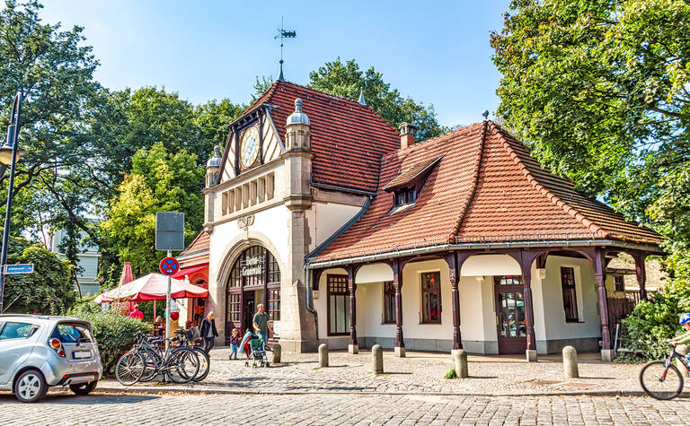 Das Bahnhofsgebäude wurde 1899 erbaut.