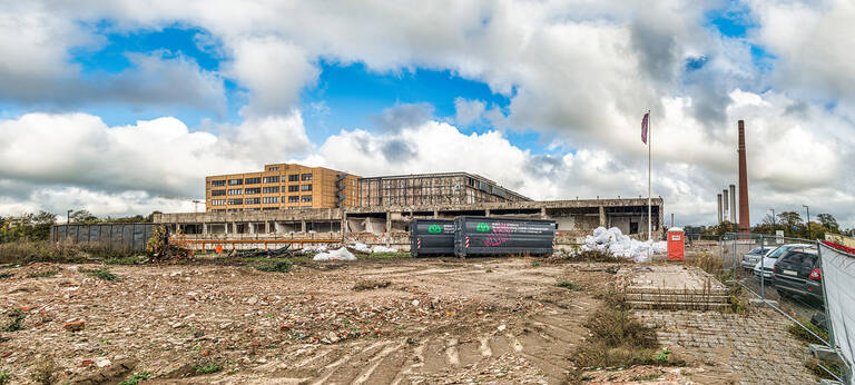 Im Moment wird nur abgerissen, aber ab 2021 entstehen13 neue Gebäude auf dem Gelände der früheren Zigarettenfabrik.