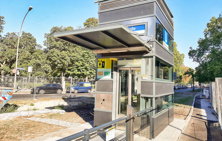 Barrierefrei zum U-Bahnhof – der Aufzug am Bahnhof Spichernstraße ist fertig. Foto: Uwe Kutscher / BVG BF-BU