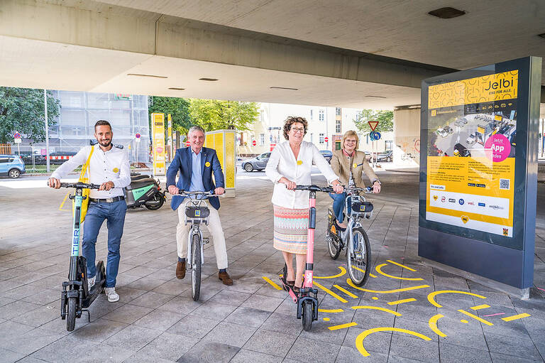 Michael Bartnik und Gerd Huwe von der BVG sowie Bezirksstadträtin Maren Schellenberg und Bezirksbürgermeisterin Cerstin Richter-Kotowski bei der Einweihung der Jelbi-Station. Foto: Andreas Süß / BVG