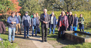 Bezirksbürgermeisterin Angelika Schöttler und der Verein zur Förderung des Weinbergs und der Gartenarbeitsschule in Schöneberg e. V.“ nach der erfolgreichen Weinlese Foto: Pressestelle BA