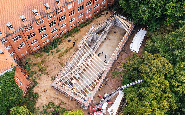 Blick auf den Rohbau des Besucherzentrums, Mitte Oktober 2020. Foto: Aleksandra Polyakova für heneghan peng architects