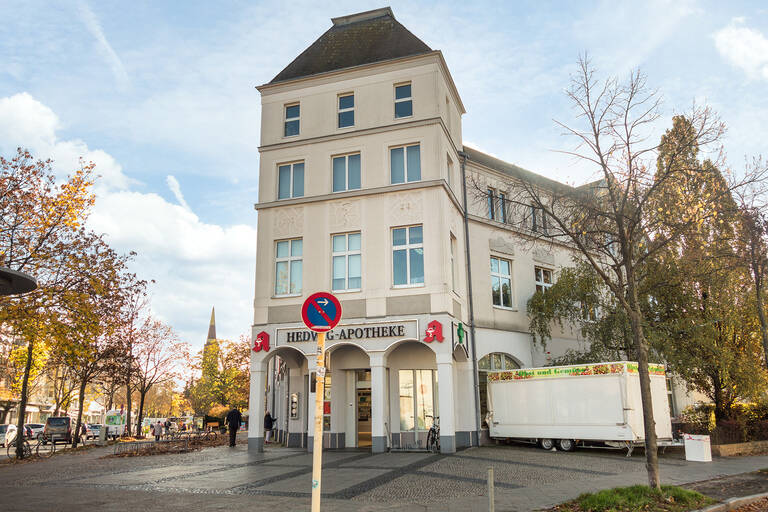 Neuer Platz für den Marktstand: Obst und Gemüse kann jetzt auch neben der Apotheke gekauft werden.