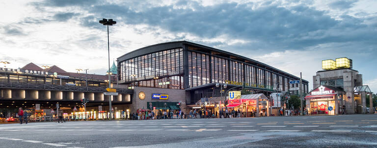 Der Bahnhof Zoo – hier ein Archivbild – ist nicht nur eine Reiseziel, hier finden auch obdachlose Menschen Hilfe.