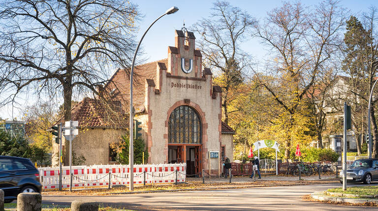 Der U-Bahnhof Podbielskiallee in der gleichnamigen Straße.