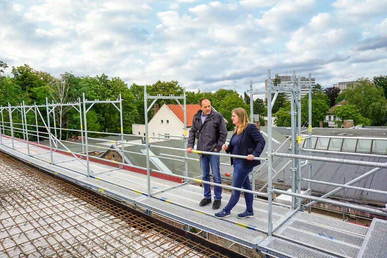 Schulstadträtin Heike Schmitt-Schmelz besichtigt die Arbeiten an der neuen Sporthalle. Foto: Tebling / Bezirksamt Charlottenburg-Wilmersdorf