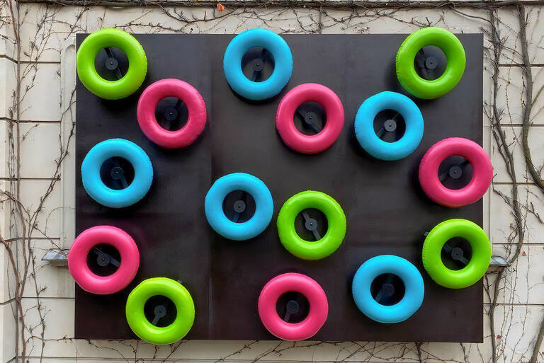 Schwimmringe ohne Wasser weit und breit: Die Floating Rings an der Fassade des Schöneberg Museums. Foto: Nils Völker