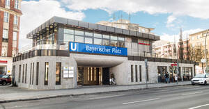 Eingang zum U-Bahnhof Bayerischen Platz.