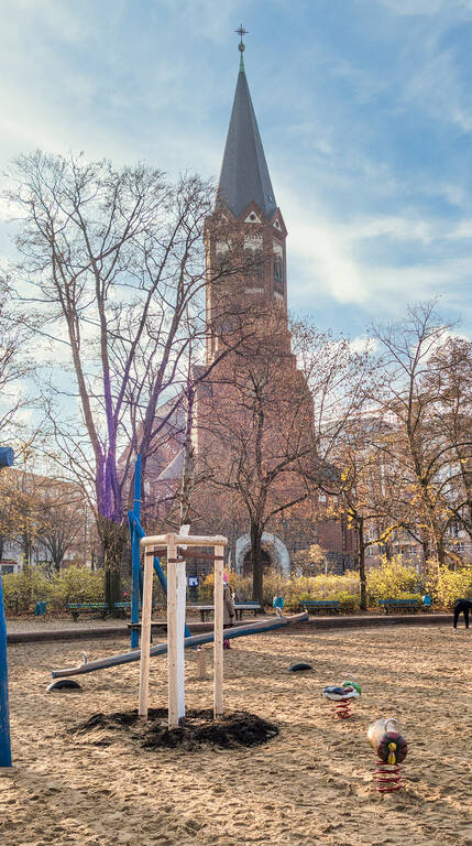 Die neu gepflanzten Bäume werden künftig Schatten auf dem Spielplatz spenden.