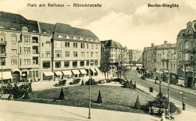 Ein kleiner, dreieckiger Platz als Zierde vor dem Rathaus - der noch namenlose Platz, ca. um 1900. Sammlung Jörg Becker